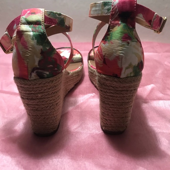 Steve Madden Wedge Flowers Sandals. - Picture 4 of 8